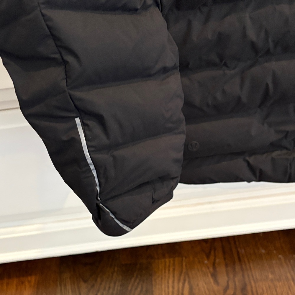 lululemon athletica Men's Sleek Black Puffer Jacket - Picture 5 of 6